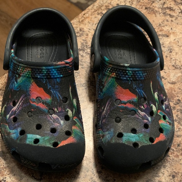 CROCS Other - CROCS Kids Black Clogs with Multicolor Splash Pattern Size C 10